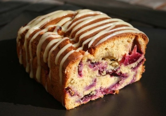 http://www.theansweriscake.com/wp-content/uploads/2012/06/Plum-cake-with-white-chocolate-frosting-e1339239236992.jpg